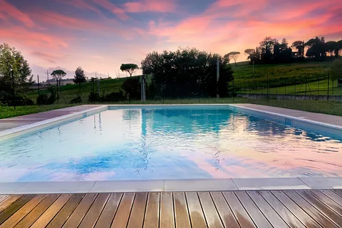 Piscina della struttura al tramonto